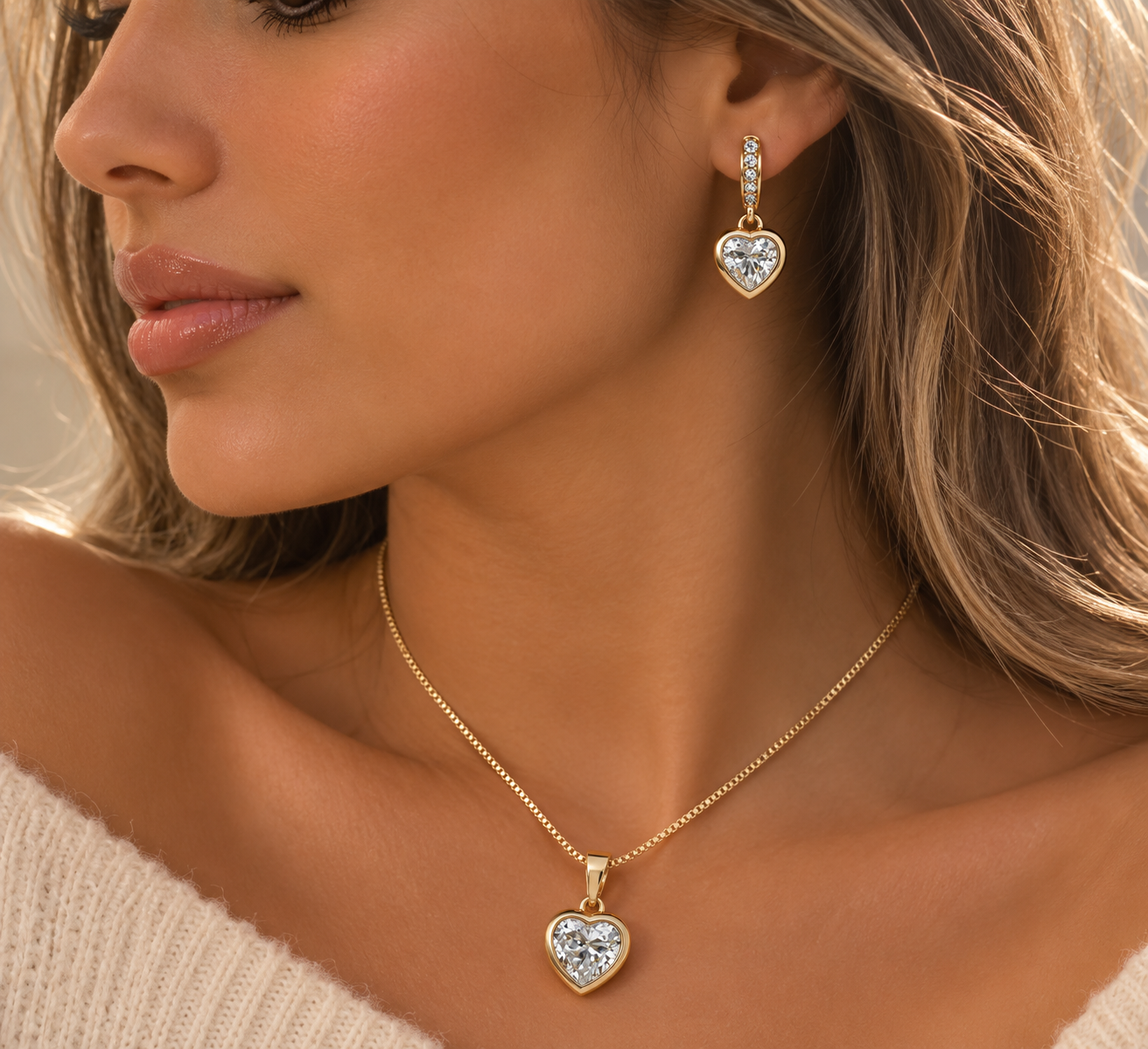 Set de Collar y Aretes Flor con Perla y Zirconias – Elegancia Dorada para Mujer