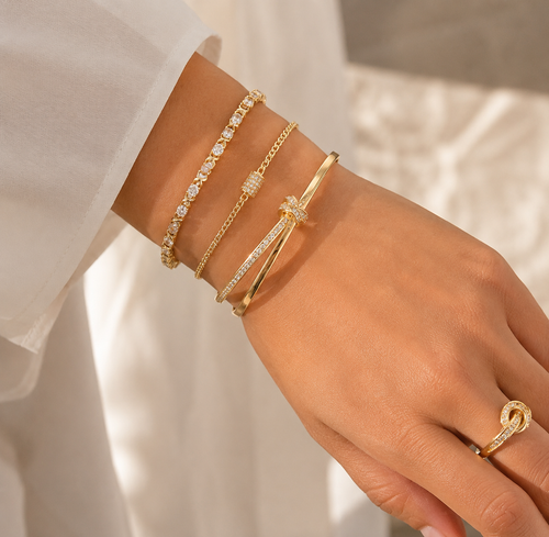 Pulsera de Mano con Zirconias Multicolor – Elegancia Dorada para Mujer