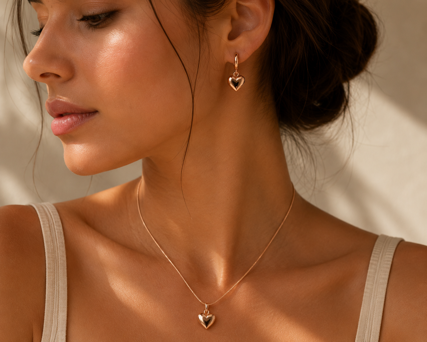 Set de Collar y Aretes Corazón en Acabado Oro Rosa – Elegancia Minimalista para Mujer