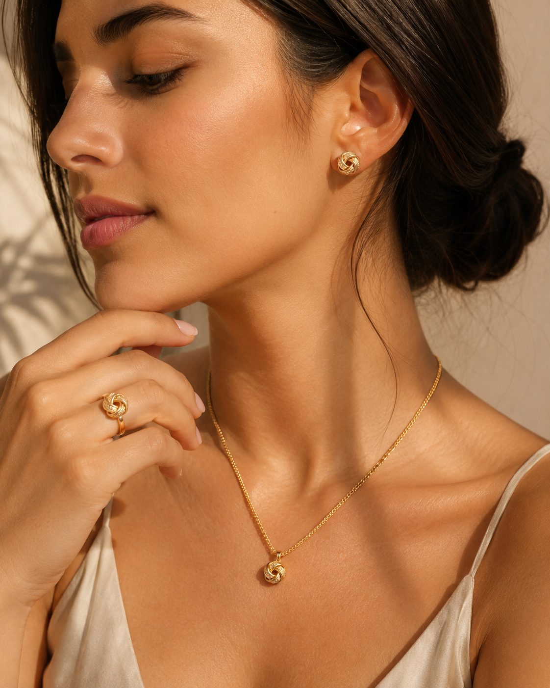 Set de Collar, Aretes y Anillo Nudo Dorado – Elegancia Clásica para Mujer