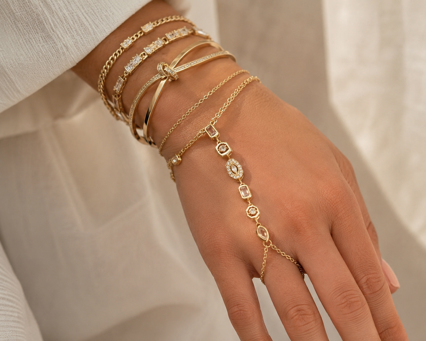Pulsera de Mano con Zirconias y Dijes Dorados – Elegancia Boho Chic para Mujer