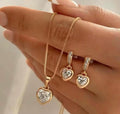 Set de Collar y Aretes Flor con Perla y Zirconias – Elegancia Dorada para Mujer