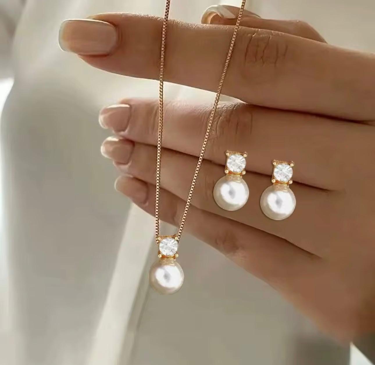 Set de Collar y Aretes con Perla y Zirconia – Elegancia Clásica para Mujer