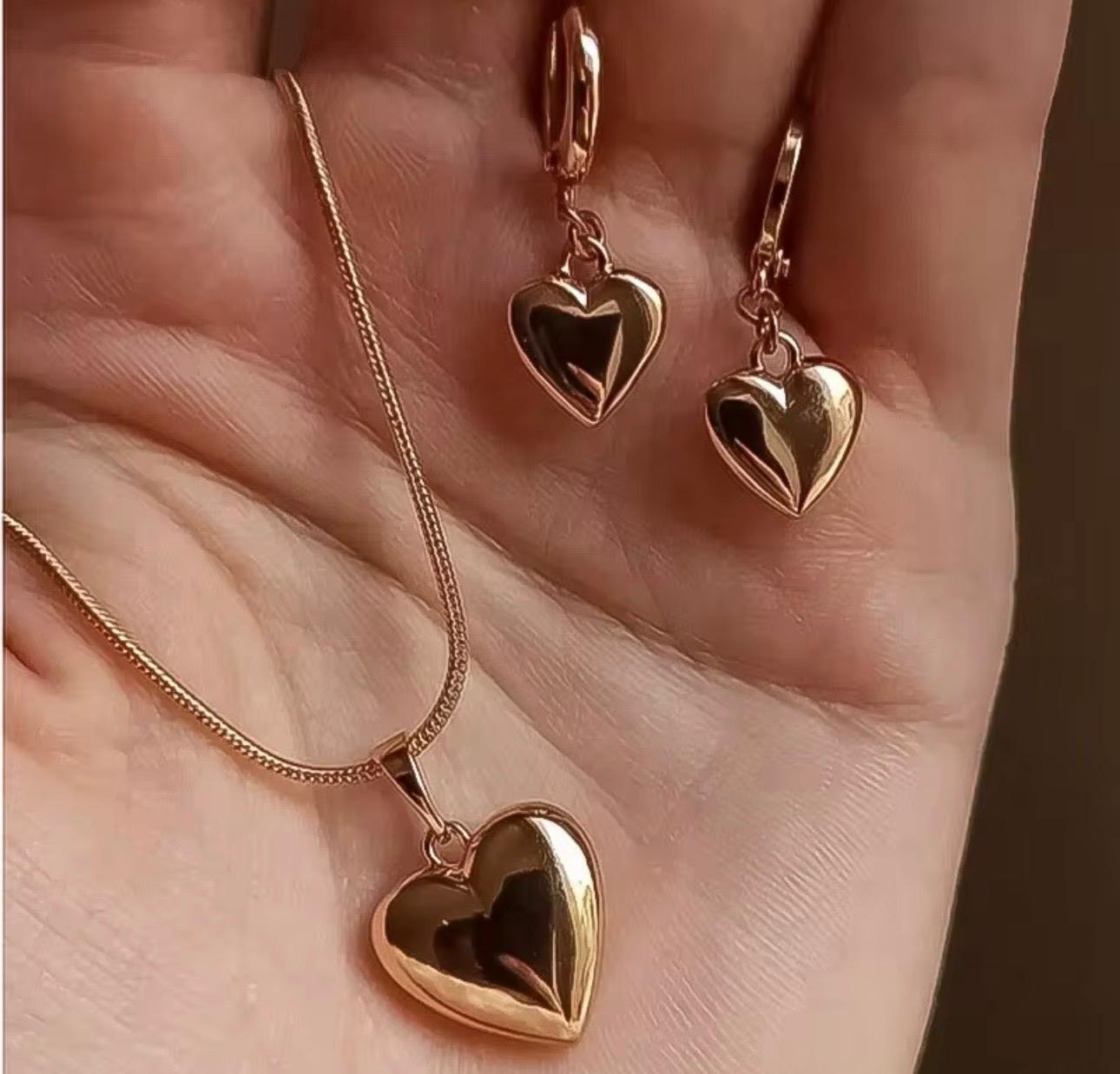 Set de Collar y Aretes Corazón en Acabado Oro Rosa – Elegancia Minimalista para Mujer