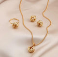 Set de Collar, Aretes y Anillo Nudo Dorado – Elegancia Clásica para Mujer