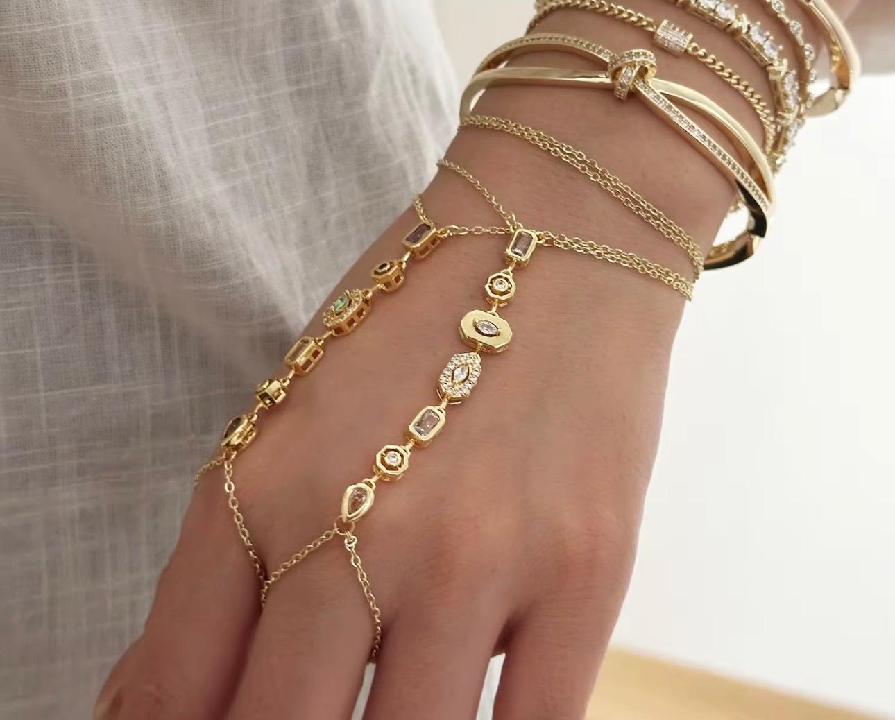 Pulsera de Mano con Zirconias y Dijes Dorados – Elegancia Boho Chic para Mujer